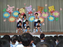 梅花幼稚園　８・９月生まれさんの誕生会